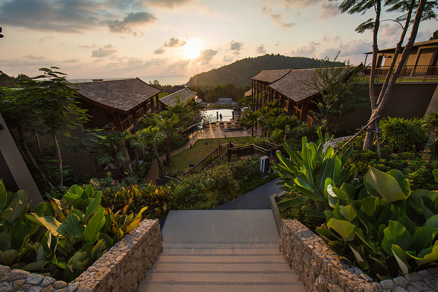 https://www.avista-hideaway-phuket-patong.com/